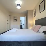 2 Ensuite Bedroom House Near Centre Free Parking Vakantiehuis