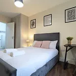 2 Ensuite Bedroom House Near Centre Free Parking Vakantiehuis *
