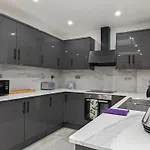 2 Ensuite Bedroom House Near Centre Free Parking Vakantiehuis *