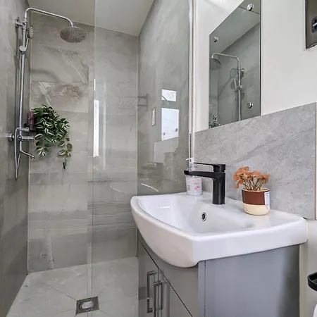 2 Ensuite Bedroom House Near Centre Free Parking * York