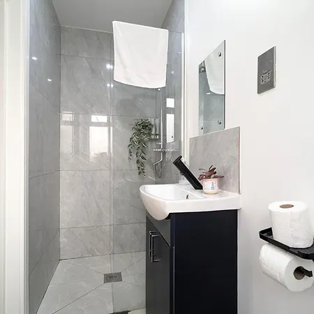 2 Ensuite Bedroom House Near Centre Free Parking