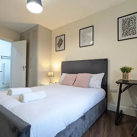 2 Ensuite Bedroom House Near Centre Free Parking Vakantiehuis *