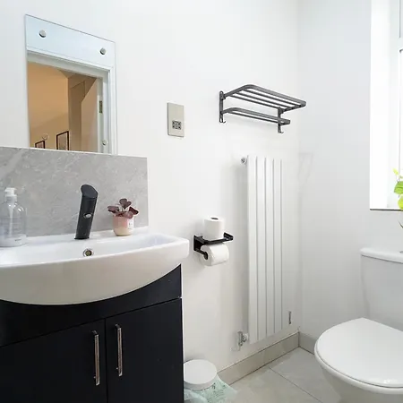 2 Ensuite Bedroom House Near Centre Free Parking *