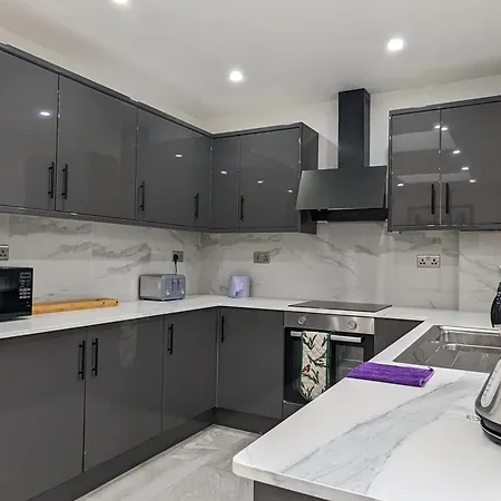 2 Ensuite Bedroom House Near Centre Free Parking Vakantiehuis *