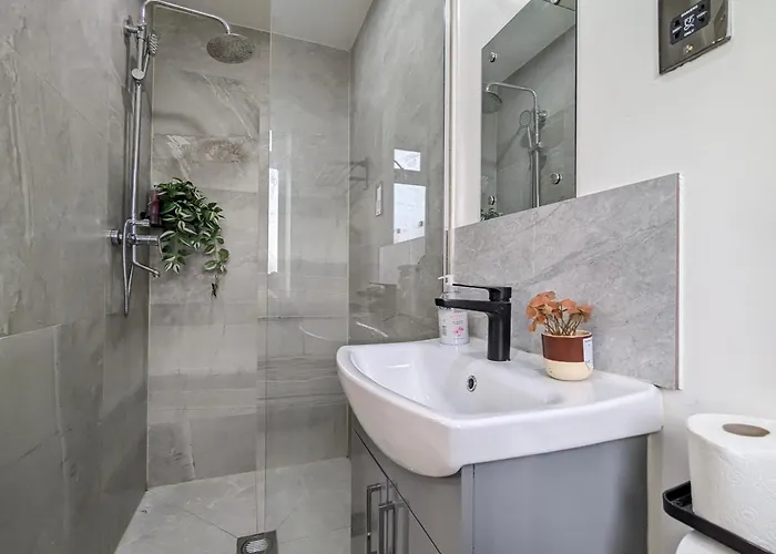 2 Ensuite Bedroom House Near Centre Free Parking * York