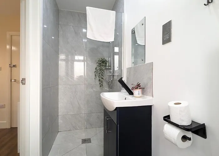 2 Ensuite Bedroom House Near Centre Free Parking