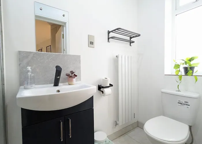 2 Ensuite Bedroom House Near Centre Free Parking *