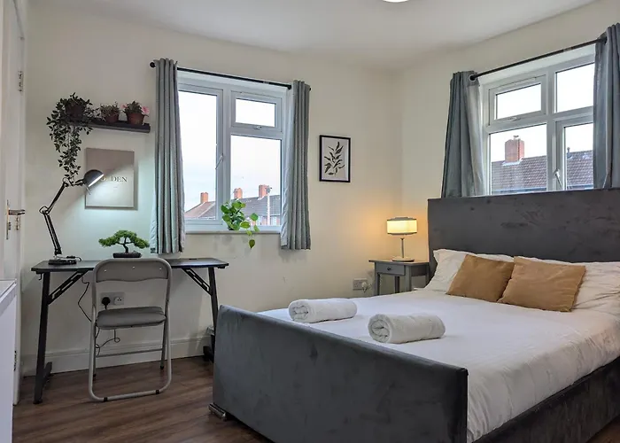 Сasa de vacaciones 2 Ensuite Bedroom House Near Centre Free Parking